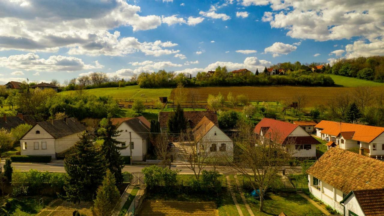 Noresa Etterem Es Panzio Szalka Luaran gambar